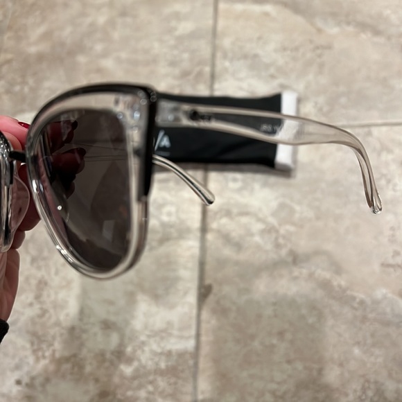 Like new Quay clear frame sunglasses - Picture 2 of 4